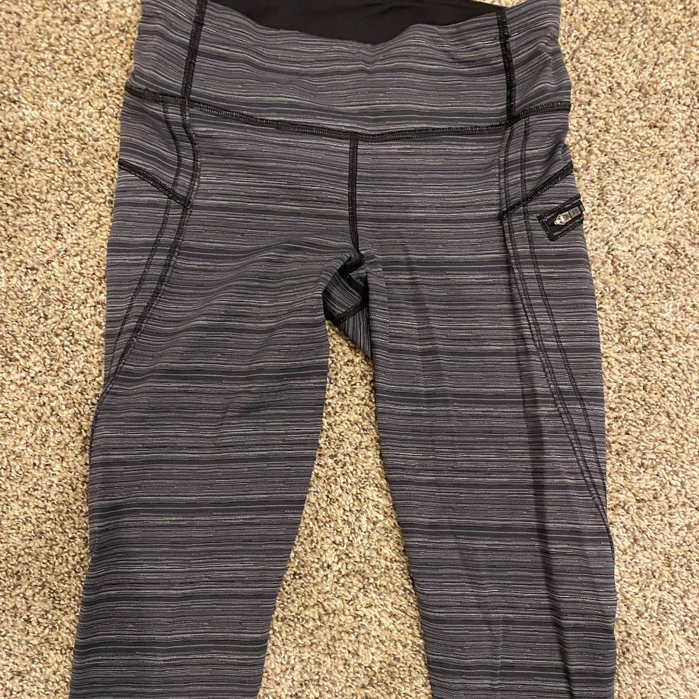 Lululemon cropped leggings size 6 gray striped